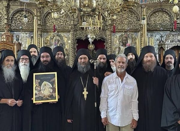 Мел Гибсон с братией сербского монастыря Хиландар на Святой горе Афон после богослужения