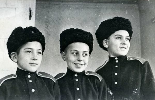 Воспитанники Суворовского училища