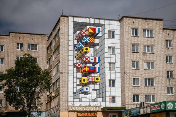 Муралы Артема Стефанова в Ванино и Дениса Денди в Саган-Нуре, выполненные в рамках опен-колла «Смена»