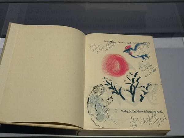Книга Марка Шагала с дарственной надписью Ирине Антоновой, многолетнему директору Пушкинского музея