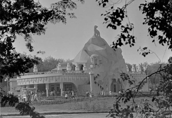 Павильон Главхладпрома на ВСХВ построен в 1939 году слева от ресторана «Золотой колос» на месте нынешнего павильона «Табак» по проекту архитектора А.А