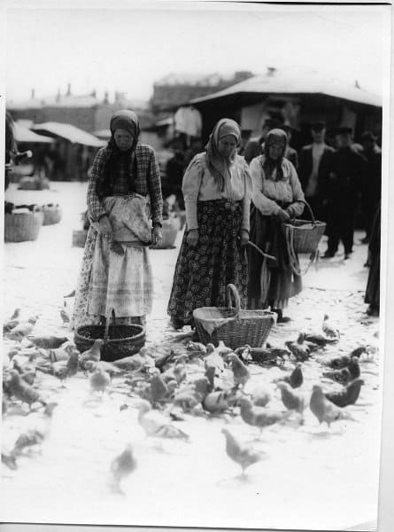 Женщины на торге в Москве в 1910-е