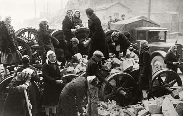 Строительство баррикады в Ленинграде в 1942 году