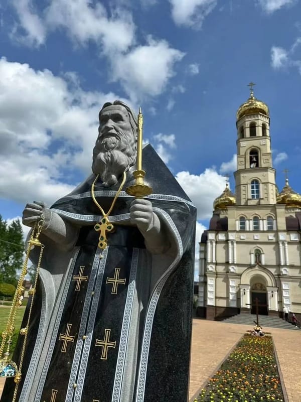В Духовно-православном центре «Вятский Посад» Орловской области открыли памятник схиархимандриту Илию Ноздрину, известному как Старец Илиц
