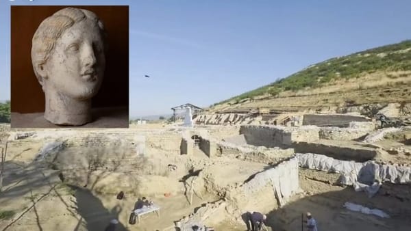 В Гераклее Синтике на юго-западе Болгарии археологи подняли фрагмент мраморной статуи, который предположительно изображает Артемиду