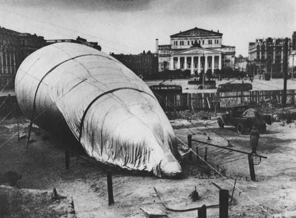 Театральная площадь летом 1941
