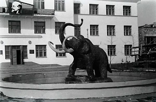 Скульптура мамонта у Института Мерзлотоведения в Якутске в 1970-е годы