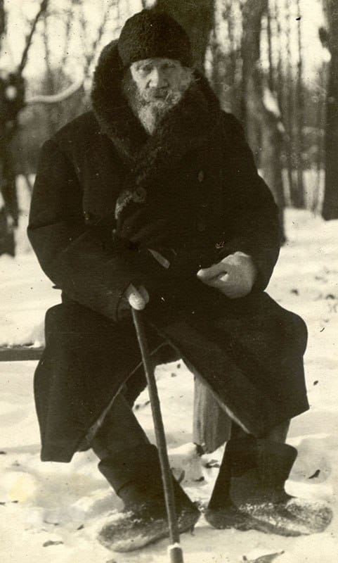 Толстой на прогулке зимой 1908 года, фото Владимира Черткова
