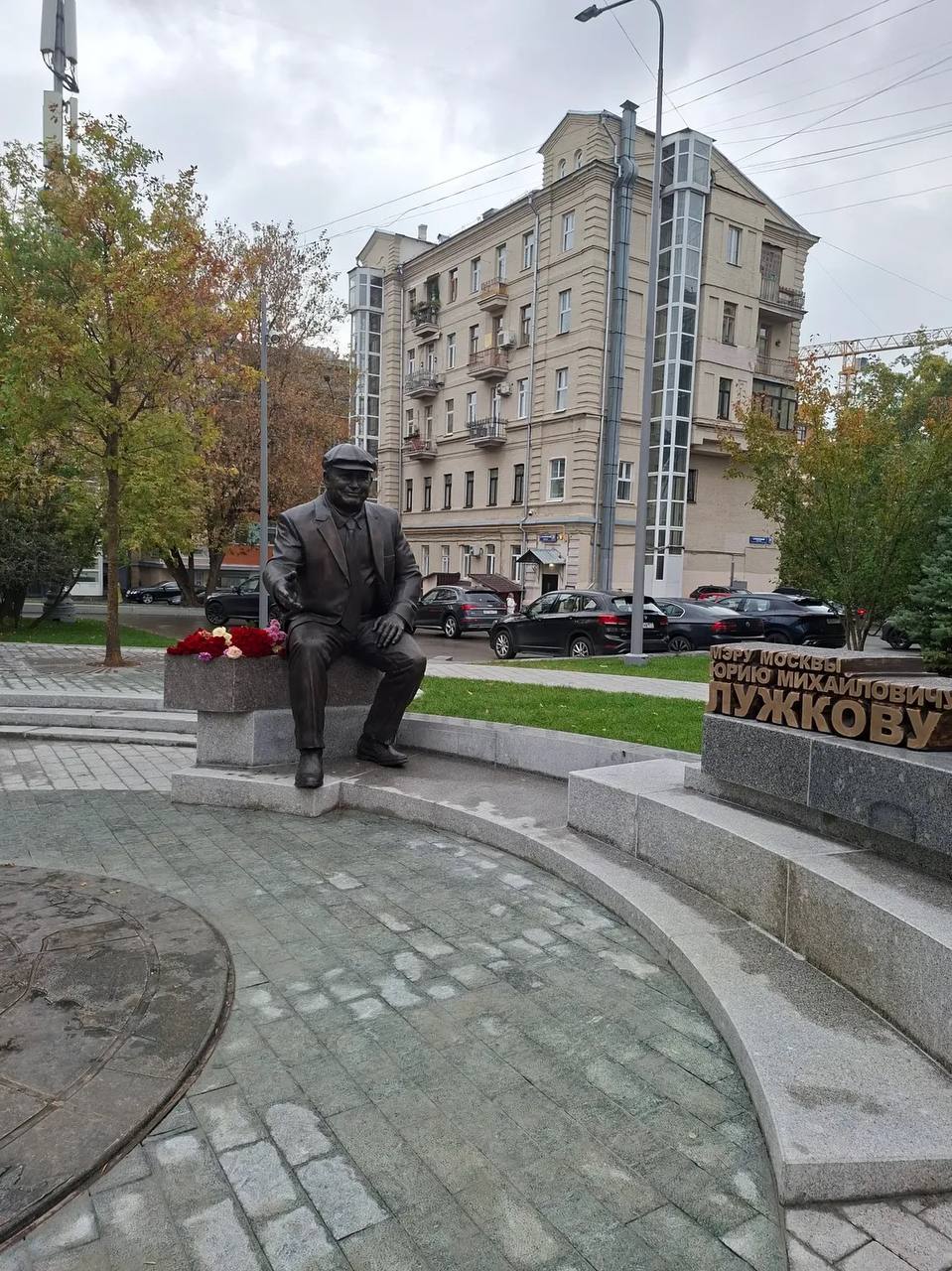 Не пойму, зачем в Москве было устанавливать памятник Лужкову, если у нас есть тц Наутилус, жк Парус и жк Патриарх?